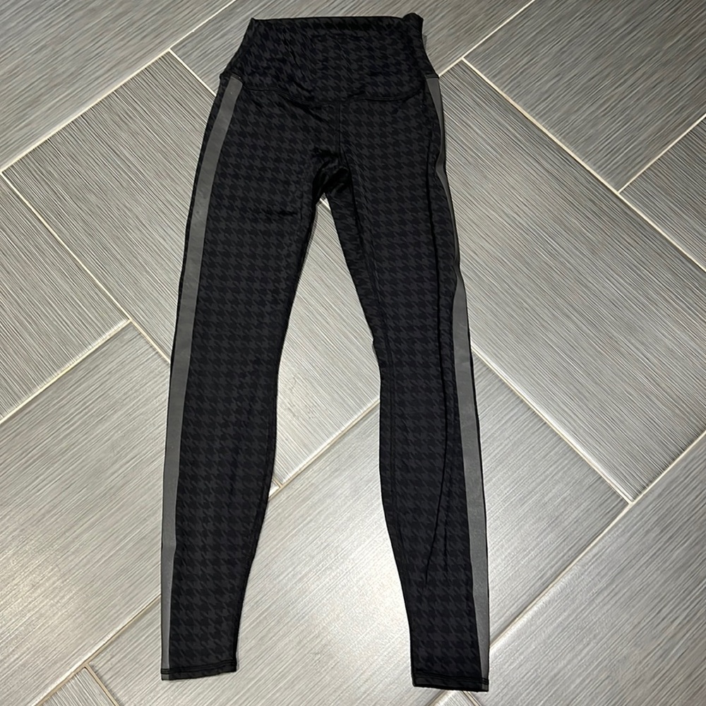 ALO yoga leggings size small houndstooth print